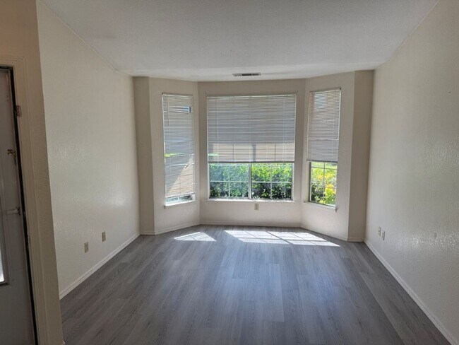 Building Photo - Modern 3 Bedroom 2 Bath One Story Browns Valley Vacaville *Star Rentals