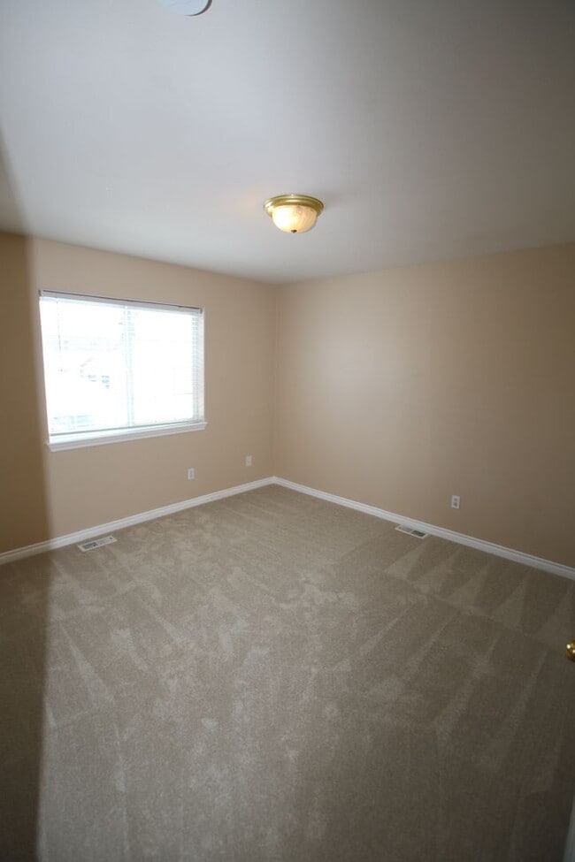 Building Photo - 3 Bedroom Condo!