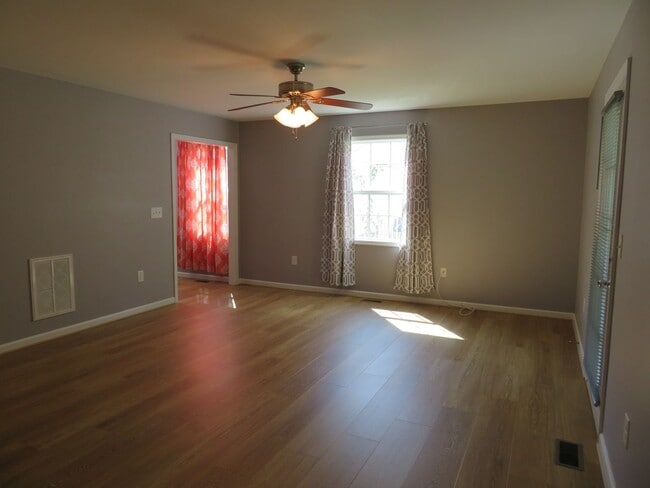 Building Photo - Spacious Home in West Point