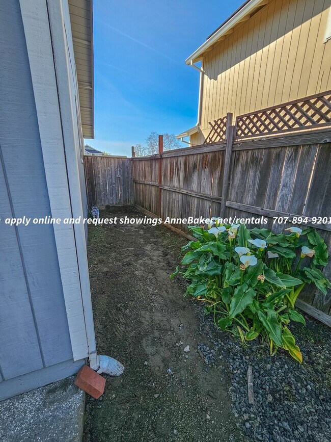 Building Photo - Newly Updated - New Appliances, Flooring, ...