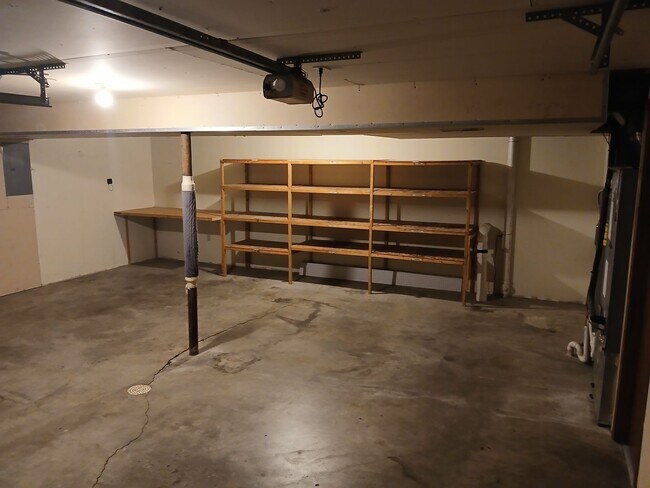 Building Photo - 3 bedrooms, 2.5 bathrooms, 2 car garage, with bonus flex room!