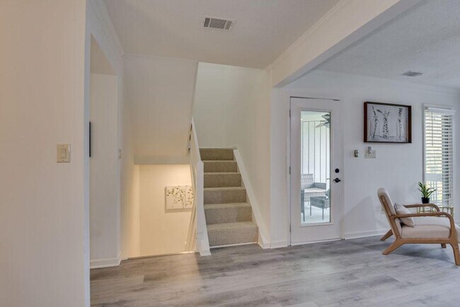 Building Photo - 110 Riverbend Dr