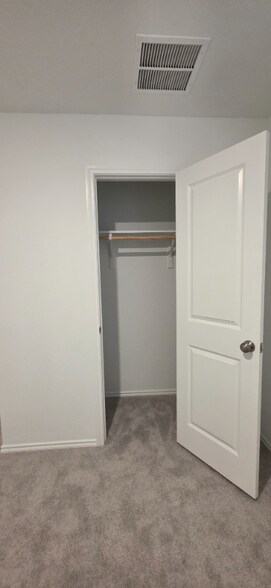 Building Photo - 115 Kings Row Ln