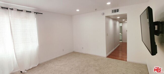 Building Photo - 108 W Maple St