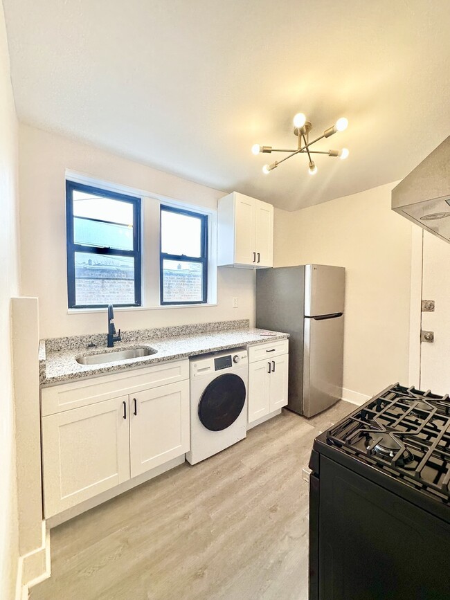 Building Photo - 1327 N Lorel Ave