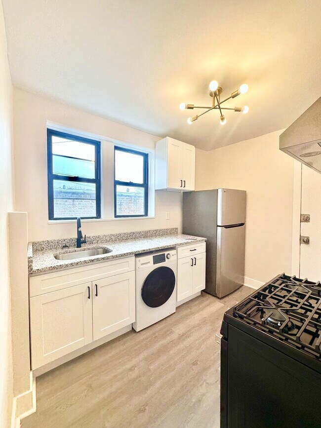 Building Photo - 1329 N Lorel Ave