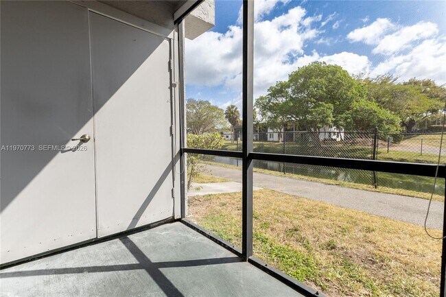 Building Photo - 10391 SW 150th Ct