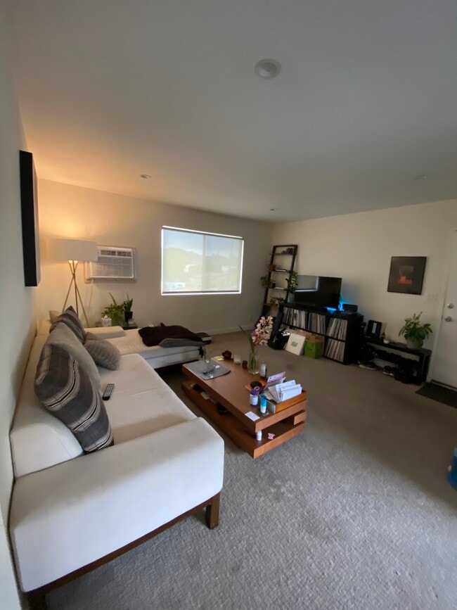 Livingroom - 3019 Chaucer St