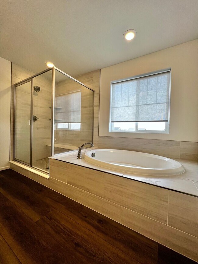Building Photo - 5636 Bay Hl Dr