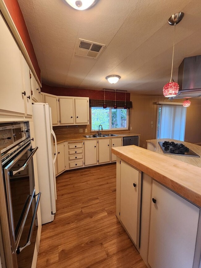 Building Photo - Adorable Retro Chic Home