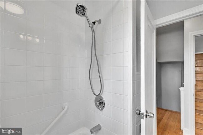 Upper level 1 Full Bathroom - 427 Hopkins Rd