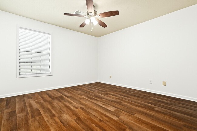 Building Photo - 449 N Donahue Dr