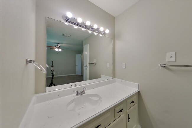 Building Photo - 13307 Venice Cir