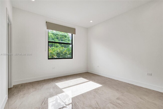 Building Photo - 2887 SW 33rd Ave