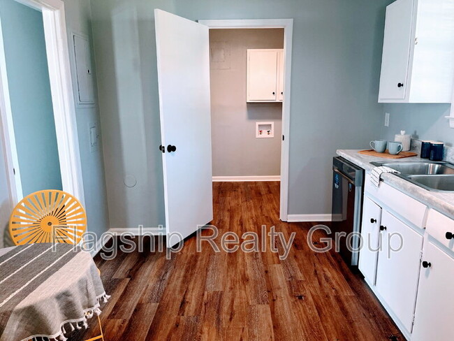Building Photo - 1305 Robin St