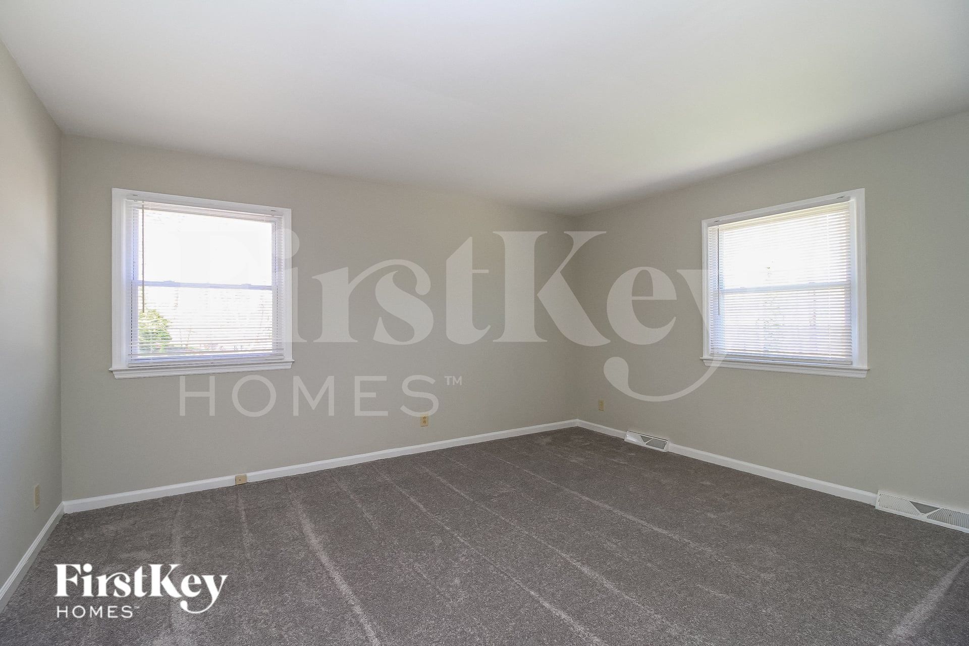 Building Photo - 318 Elm Dr