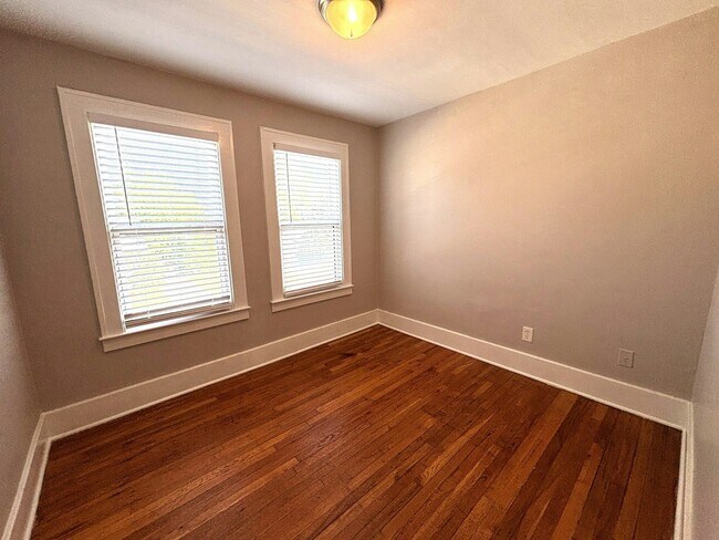 Building Photo - 536 E Jarvis Ave