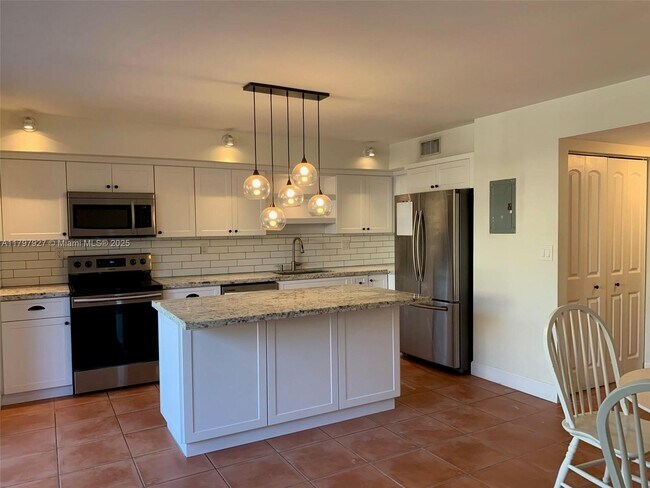 Building Photo - 7655 SW 106th Ave