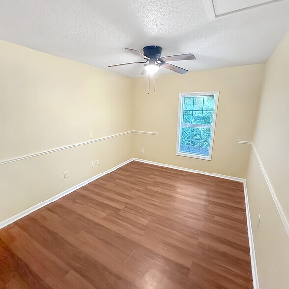 Building Photo - 405 Hickory Hill Dr