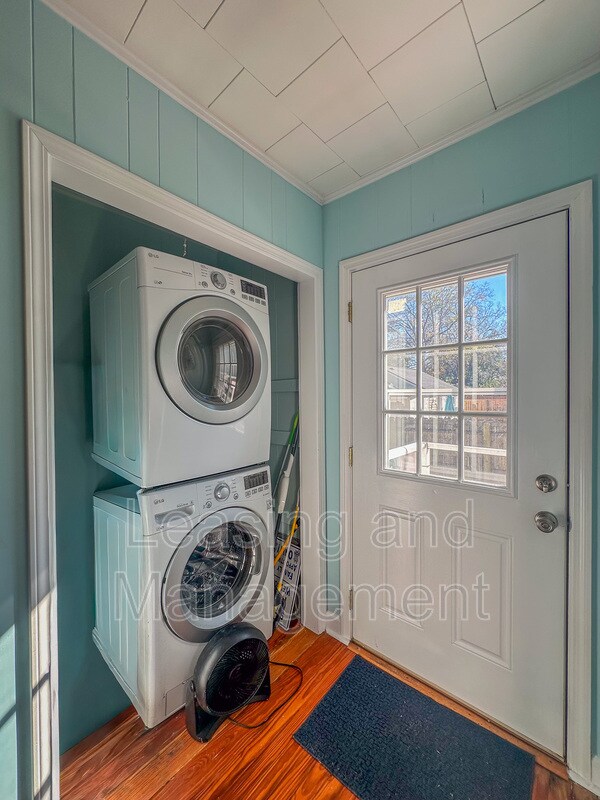 Building Photo - 422 Riverland Dr