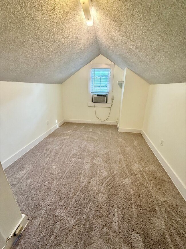 Building Photo - Inglewood 1 Bedroom Upstairs Apartment $11...
