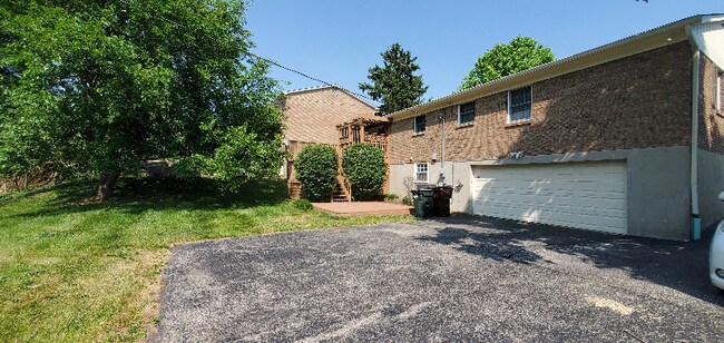 Building Photo - 3026 Round Hill Ct