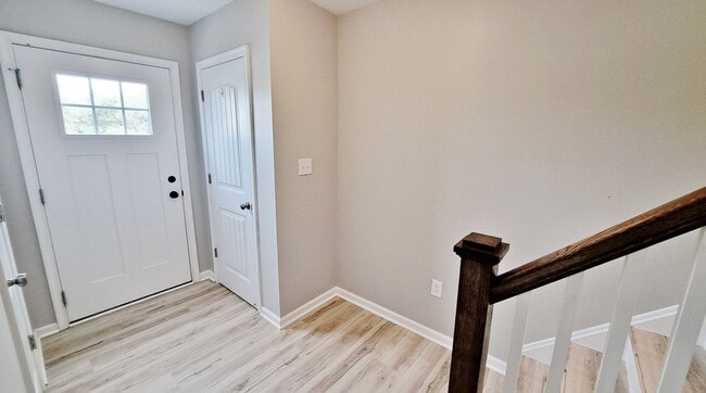 Building Photo - 3 Bed / 2-1/2 Bath Single Family Townhome w/1-Car Garage