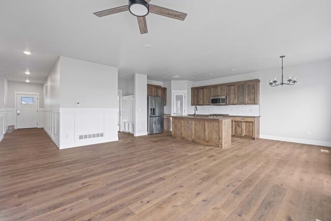 Building Photo - Modern 6 Bed, 4 Bath Twin Home in Sugar City!