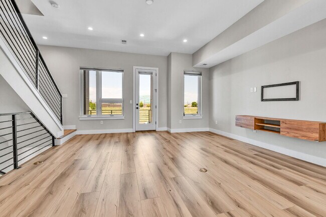 Building Photo - $3,200 - 2 Bed, 2.5 Bath Townhome in Prime...