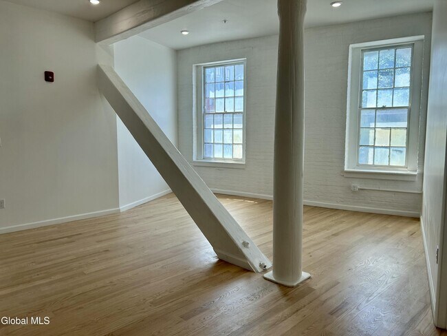 Building Photo - 155 River St