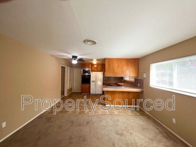 Building Photo - 320 E Granada Way