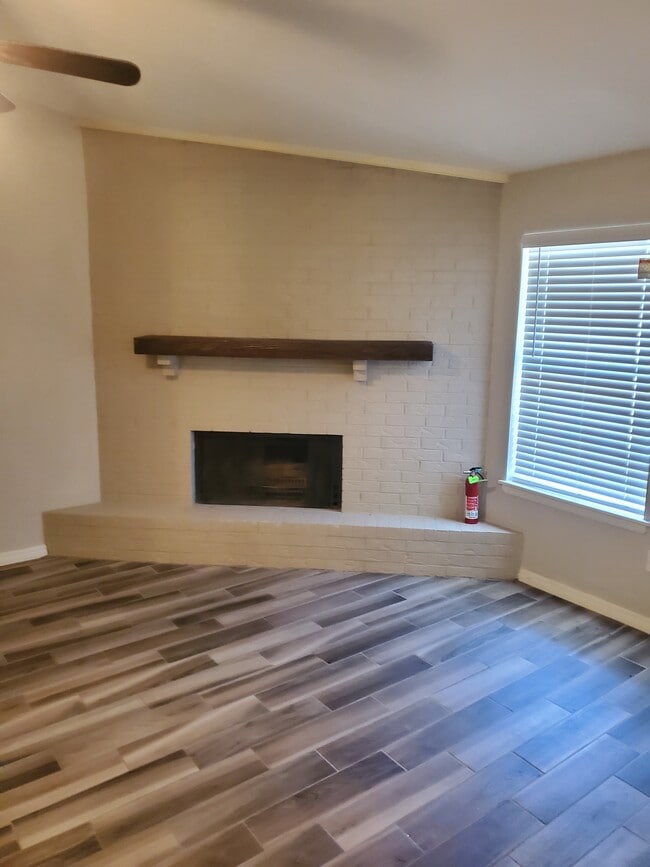 Building Photo - 826 Hardy Springs Cir