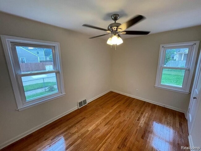 Building Photo - 1518 E Lincoln Ave