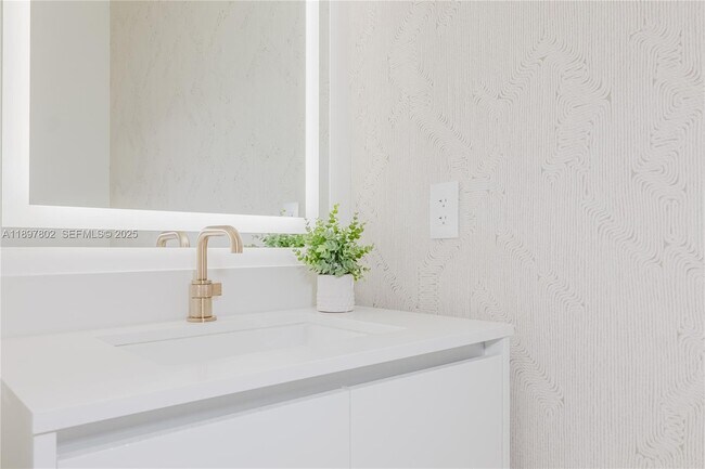 Building Photo - 700 NE 24th St