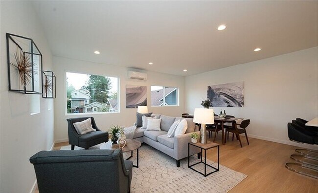 Building Photo - Air-Conditioned Seattle Townhome with Rooftop Deck & Mt. Rainier Views