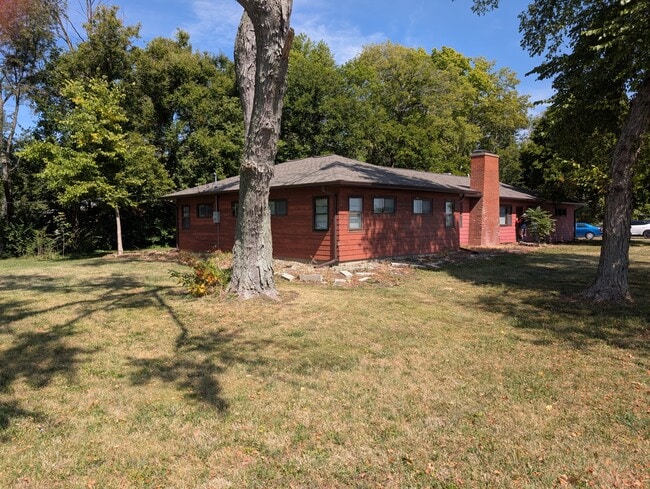 Primary Photo - 1710 W Windsor Rd