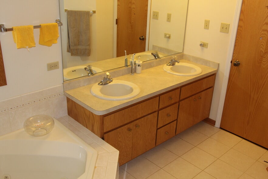 Master Bath - 7810 Brookside Glen Dr