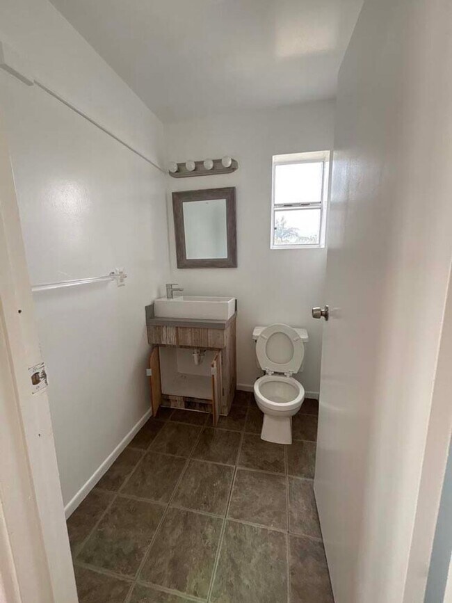 Building Photo - 915 Broadway St