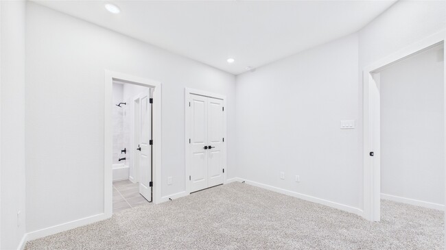 Building Photo - 5028 Creekmont Dr