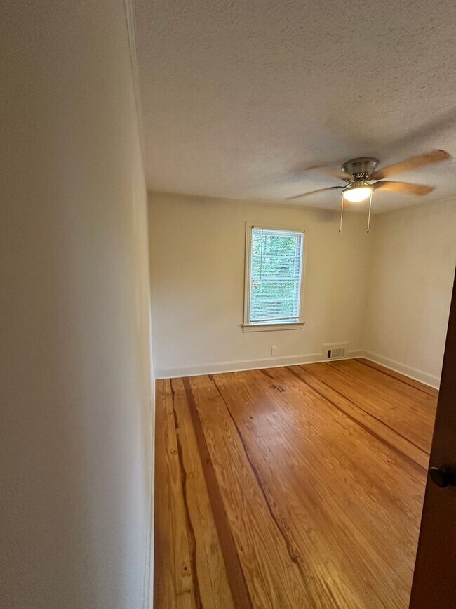 Building Photo - 566 Mulberry Ln