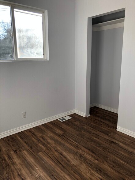 Building Photo - 873 w 300 s