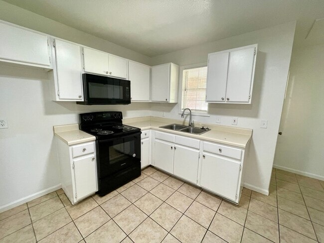 Building Photo - 3 Bed / 1 Bath Apartment in Truman, Available Now!