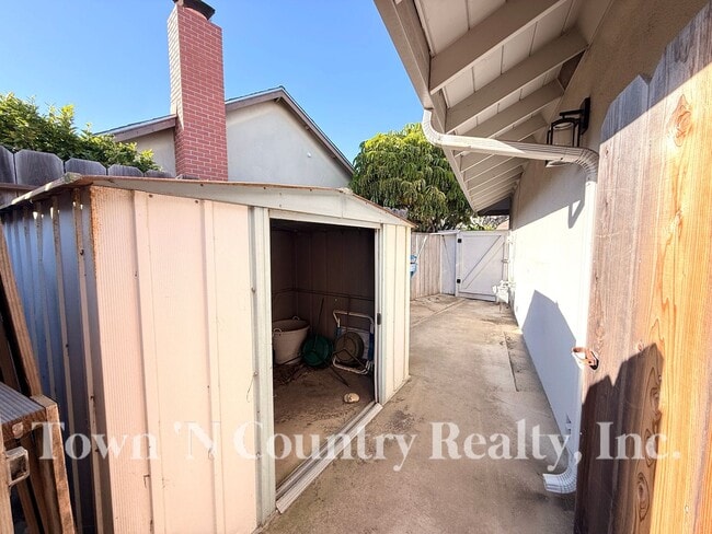 Building Photo - 1198 Loyola Dr