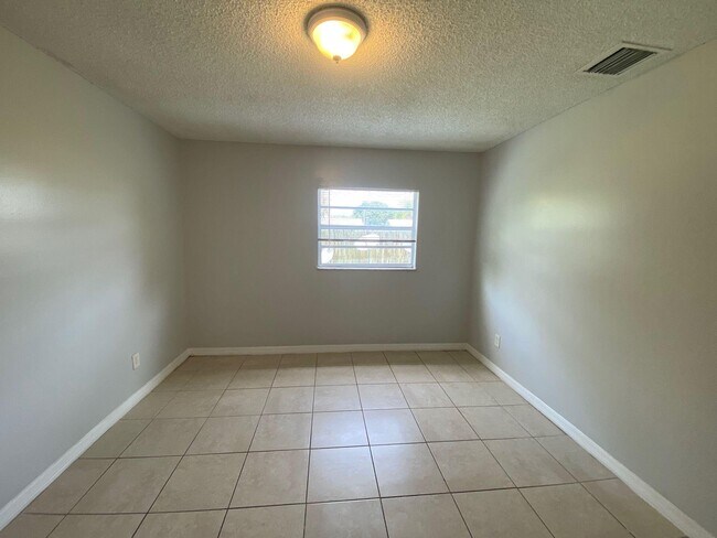 Building Photo - 3208 Louisiana Ave