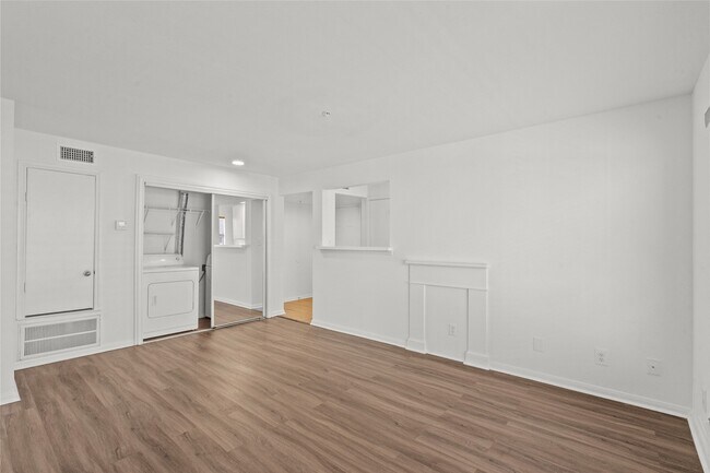 Building Photo - 8100 Seawall Blvd