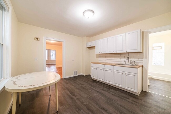 Building Photo - $1300 - Spacious Hamtramck home