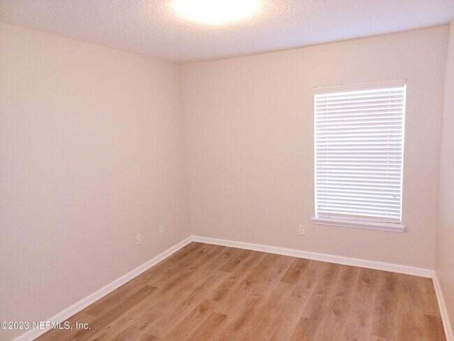 Building Photo - 2 BR 2 BA Condo COMING SOON!