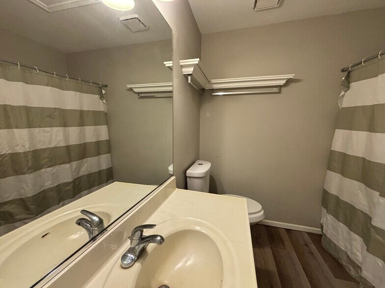 Building Photo - 300 Woodridge Cir