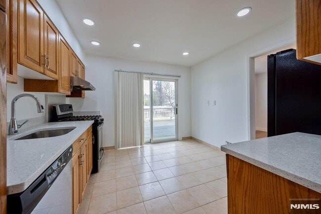 Building Photo - 327 Webster Dr