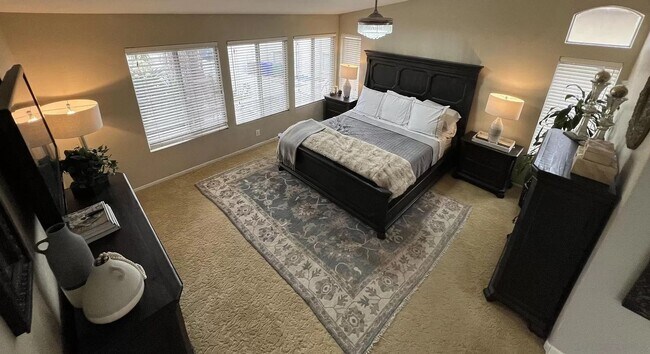 Building Photo - Beautiful 5 Bedroom/3 Bath 2 Story Home in Versailles Gated Community
